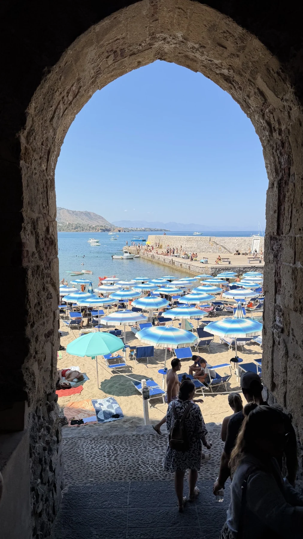 Cefalú y la playa desde uno de sus arcos.