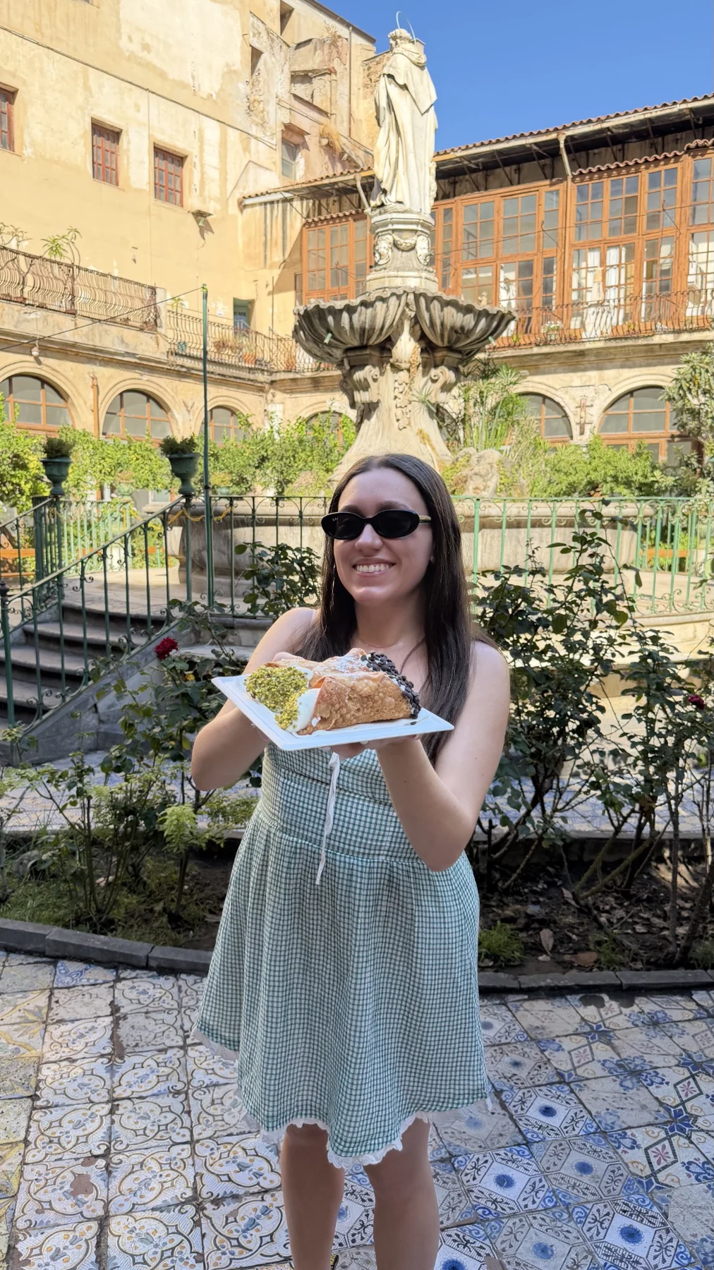Un cannolo y una pausa en el patio de Santa Caterina.