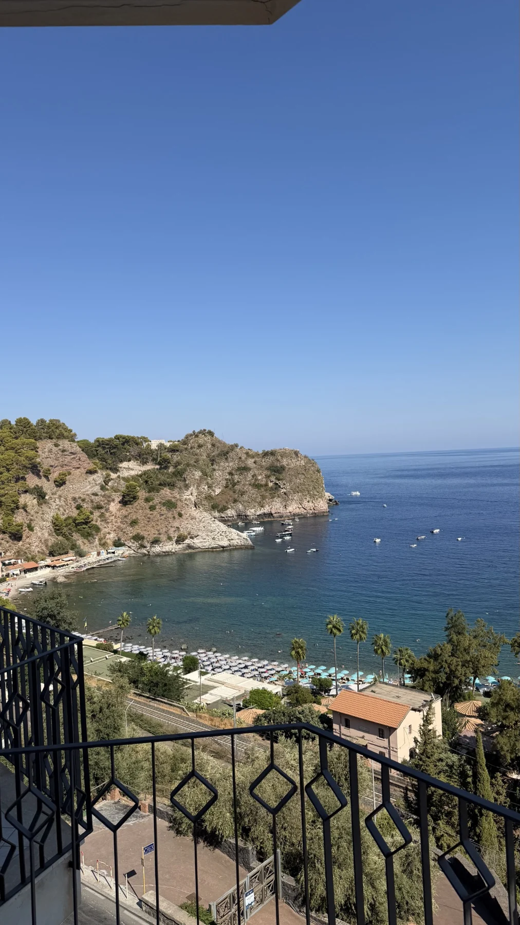 La costa debajo de Taormina.