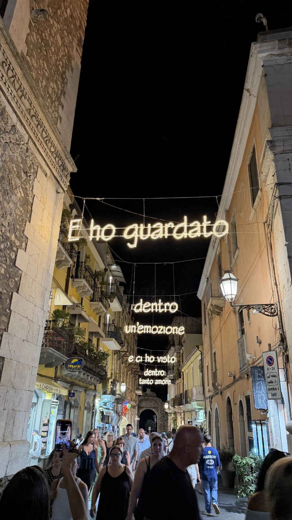 Taormina también merece una caminata de noche.