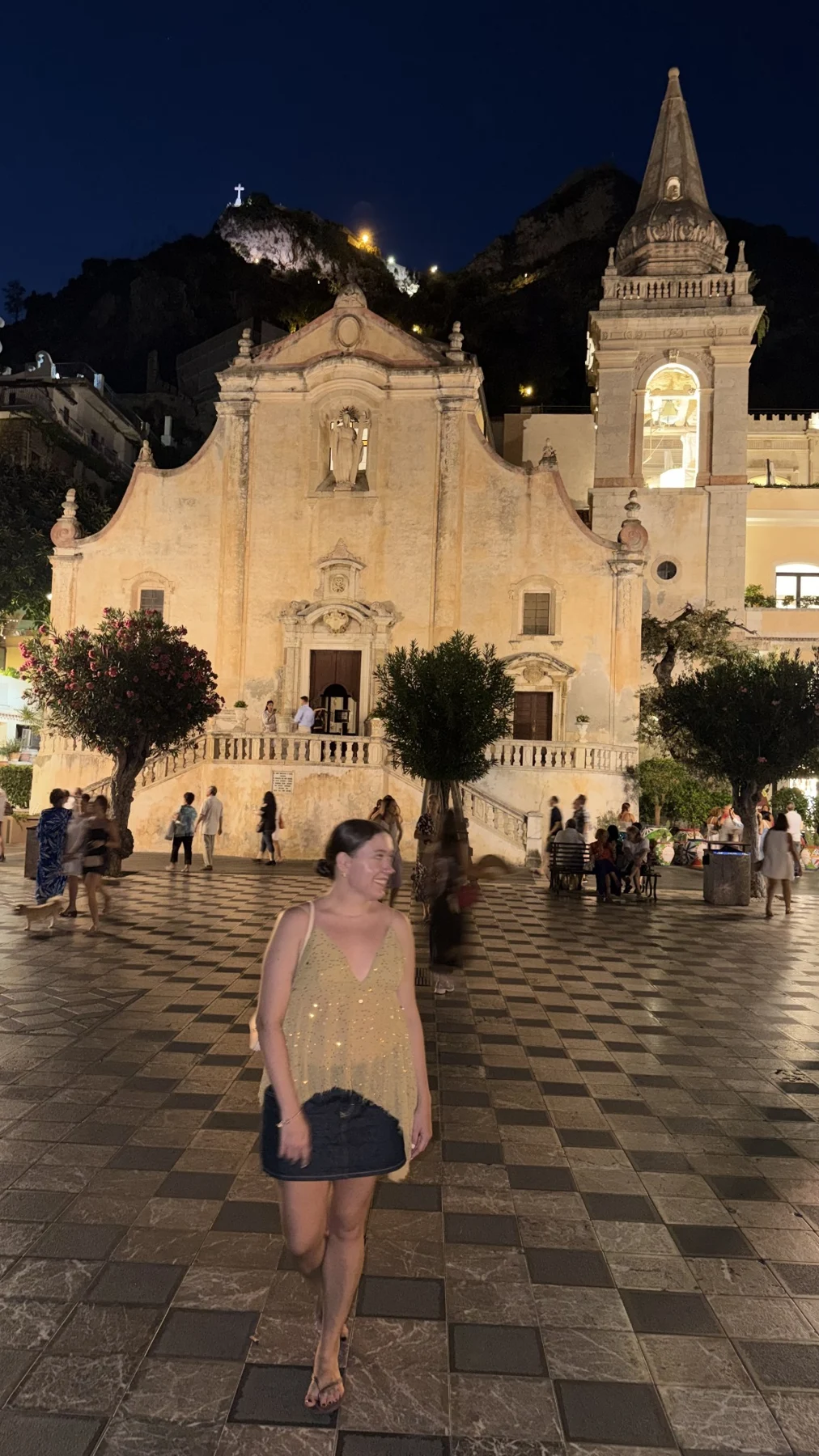Piazza IX Aprile al caer la noche.