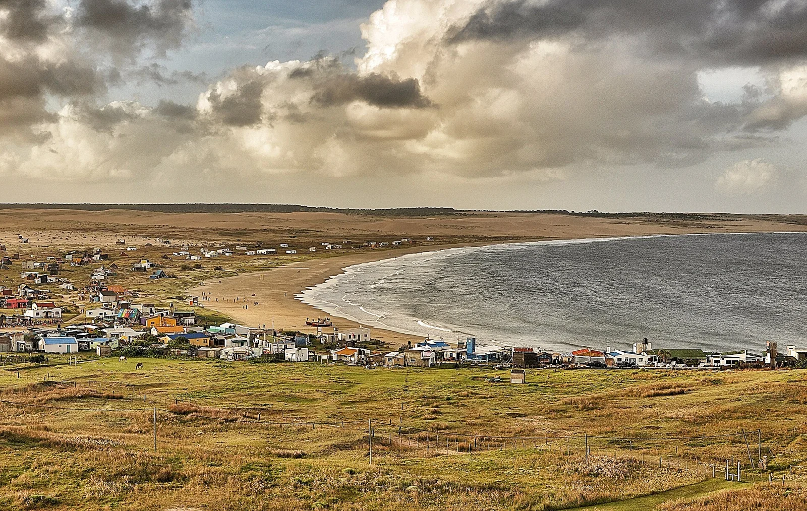 El poblado y las playas de Cabo Polonio, vistos desde el faro.