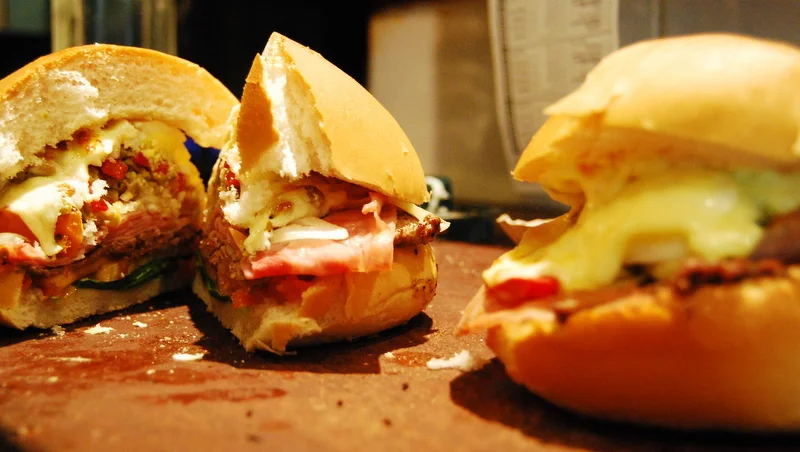 Chivitos preparados en un restaurante uruguayo.