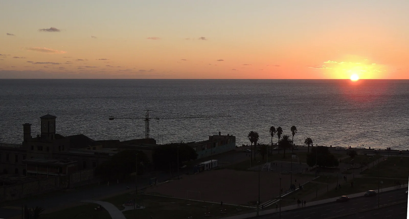 Atardecer de verano en Montevideo.