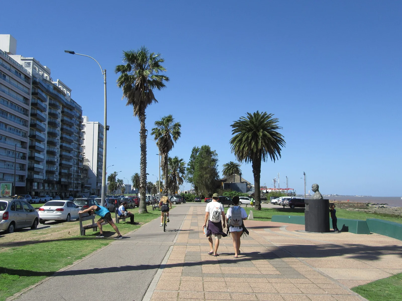 La rambla de Montevideo, frente al Río de la Plata.