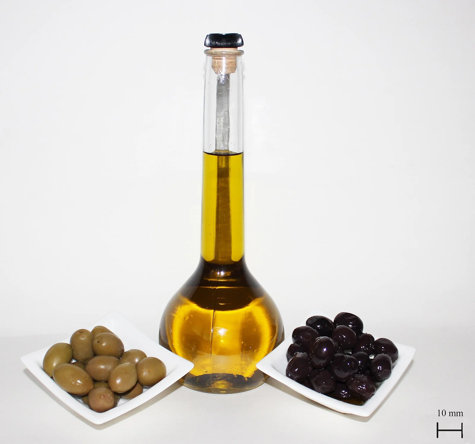 Aceite de oliva y aceitunas. Imagen del producto, no de una finca específica.