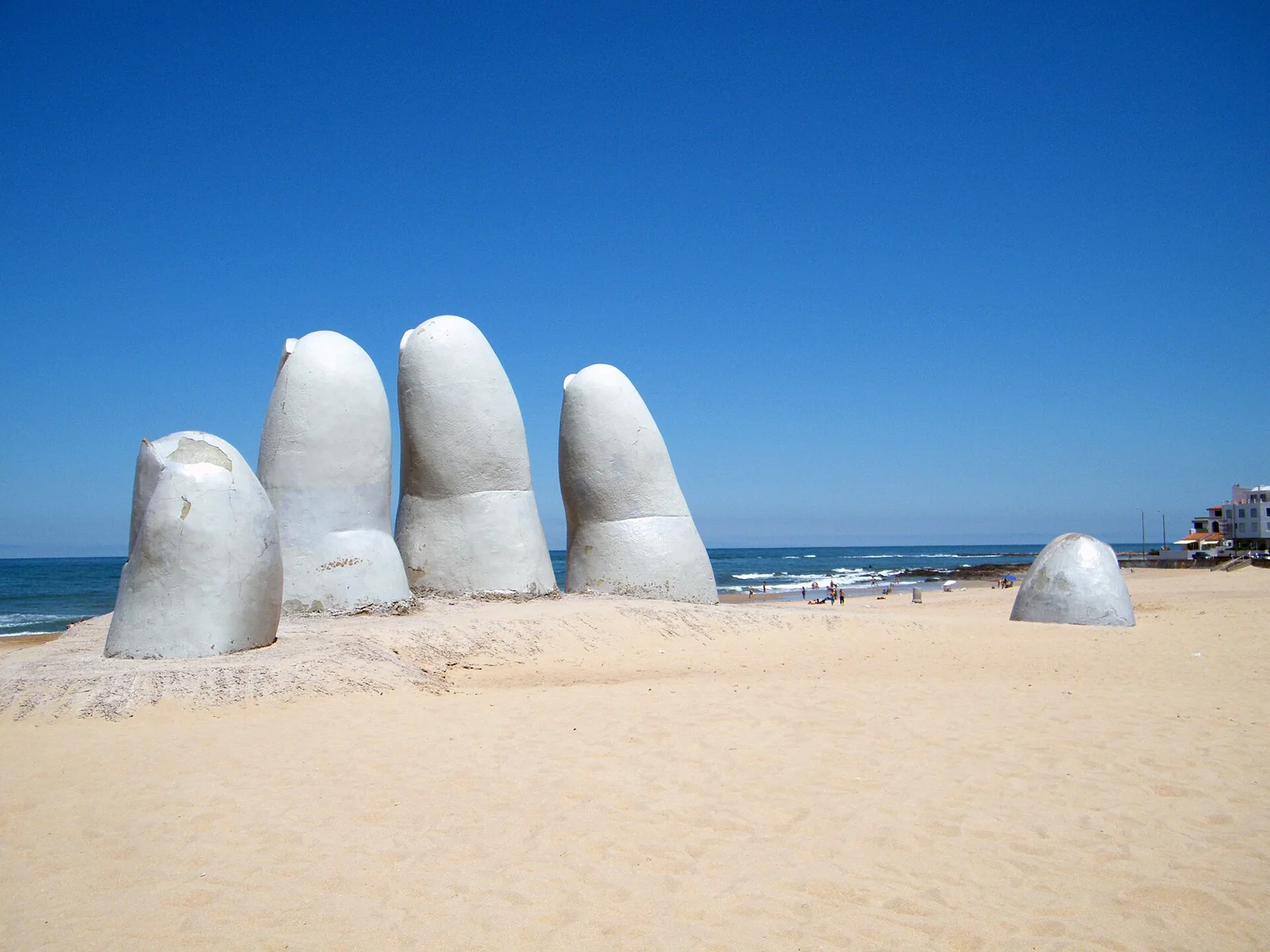 La Mano, en la Playa Brava de Punta del Este.