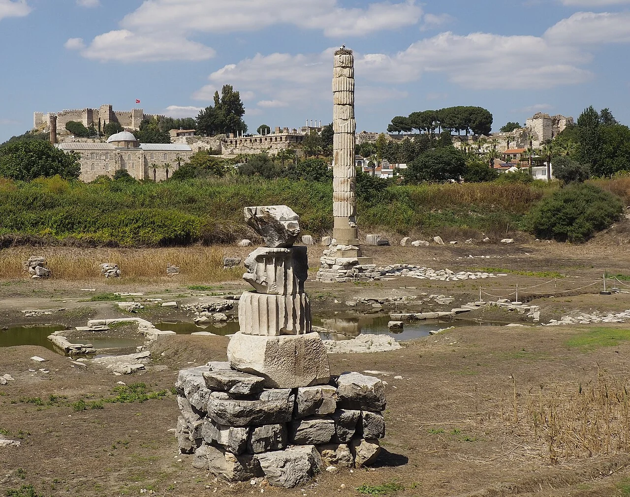 El emplazamiento del templo y su columna recompuesta, en la actualidad.