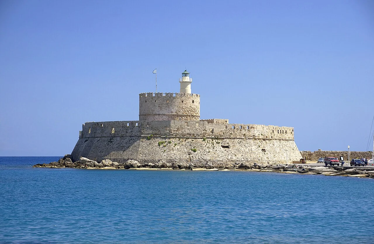 Puerto de Rodas y fuerte de San Nicolás; no son restos del Coloso.